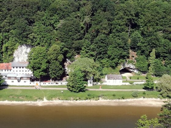 Blick vom Aussichtspunkt Wieserkreuz auf die Einsiedelei Klösterl bei Kelheim