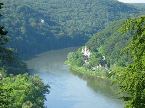 Blick ins Naturschutzgebiet Weltenburger Enge und zur Einsiedelei Klösterl