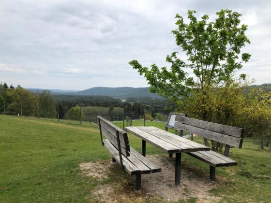Sitzgruppe mit Infotafel in Häusles