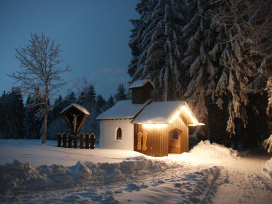 Kapelle in Winternacht