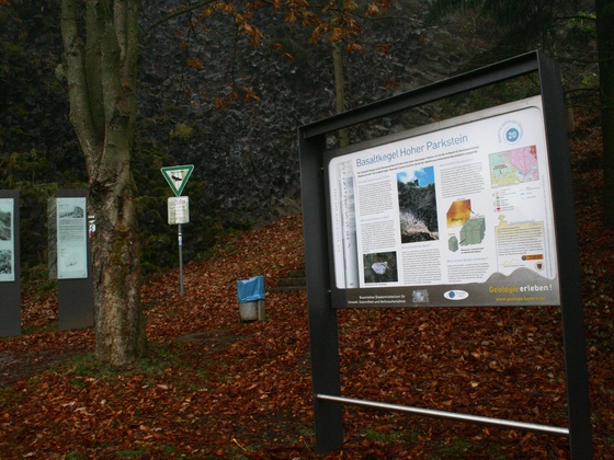 Infotafel &quot;Bayerns schönste Geotope&quot; unter der Basaltwand am Parkstein