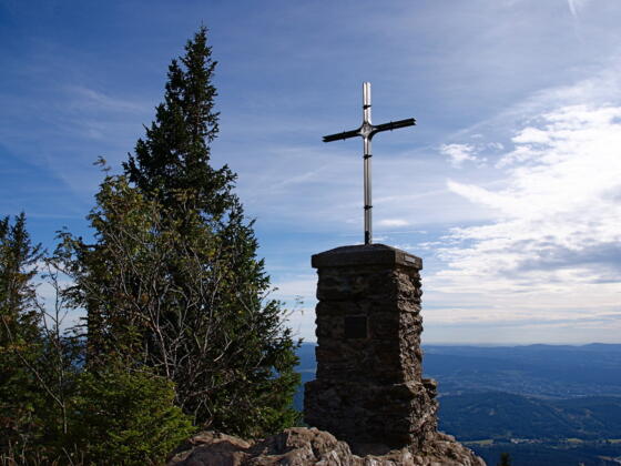 Gipfelkreuz im Sommer