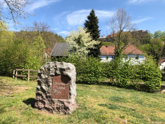 Gedenkstein in der Silbermann-Anlage
