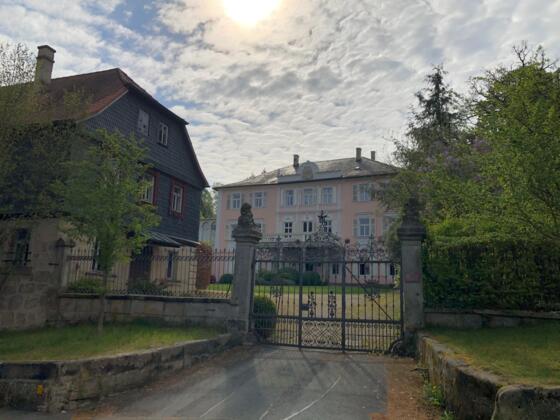 Vor dem Oberen Schloss in Mitwitz