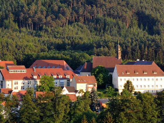 Stilla-Kloster-Kirche mit Kreuzigungsgruppe