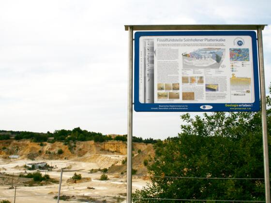 Infotafel Fossilfundstelle Solnhofener Plattenkalke