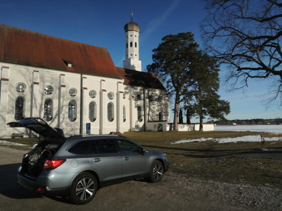 Mit dem Subaru Outback an der St. Coloman Kirche