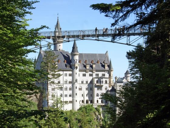 Blick von der Pöllatschlucht zum Schloss Neuschwanstein und zur Marienbrücke
