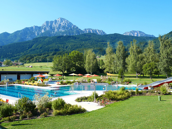 Das Staufenbad in Anger mit dem namensgebenden Hochstaufen im Hintergrund