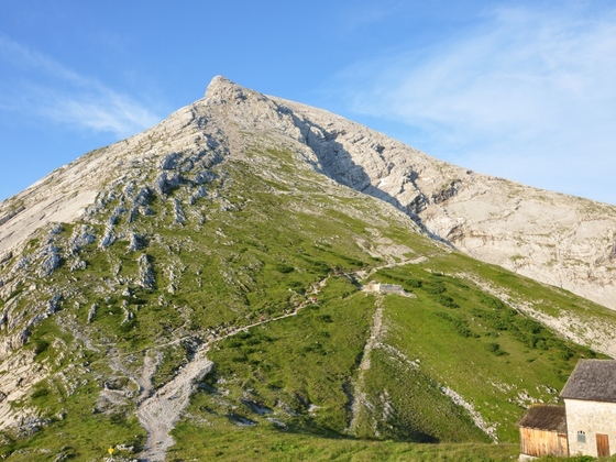 Aufi muss i - Über den serpentienenartigen Steig geht es hinauf auf das Hocheck - einer von drei Watzmanngipfeln