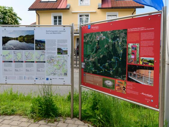 Parkplatz Gästeamt Maierhöfen mit Infotafel