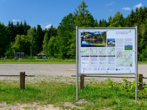 Parkplatz Familienspielwiese mit Infotafel