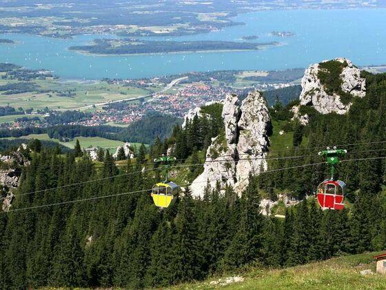 Kampenwandbahn mit Ausblick auf den Chiemsee.