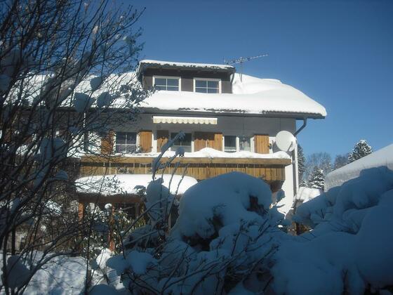 Hausansicht im Winter
