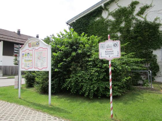 Maibaum Schilder im Kurpark
