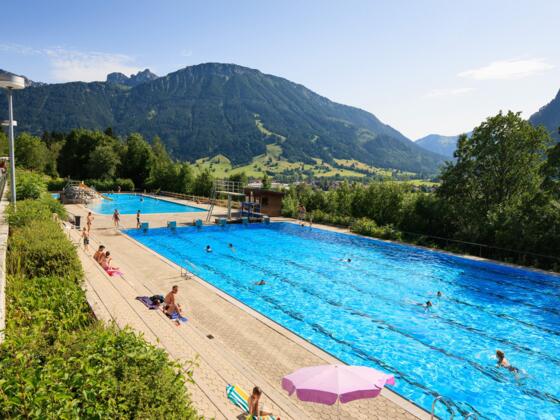 Alpenbad Pfronten - Freibad mit Bergpanorama