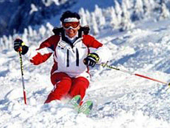 Skifahrer auf Buckelpiste.