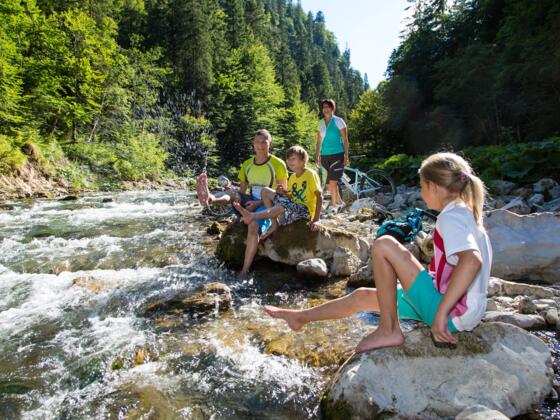 Familie im Flussbett der Vils