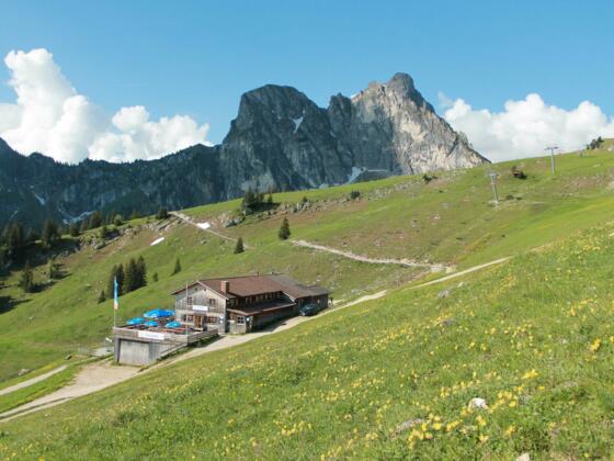 Die Hochalphütte mit Aggenstein im Hintergrund