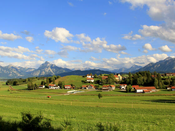 Nordansicht von Hopferau mit Blick auf die Berge