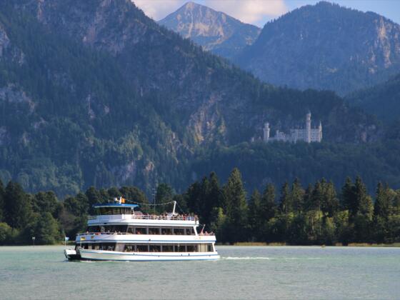 Forggensee-Schifffahrt mit Schloss Neuschwanstein im Hintergrund 