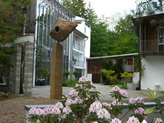 Erich-Schickling-Stiftung Innenhof mit rosa Blüten