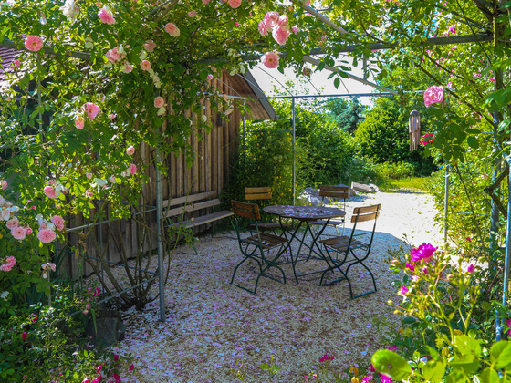 Sitzplatz mit Rosenpergola - Kreislehrgarten am Hohen Schloss
