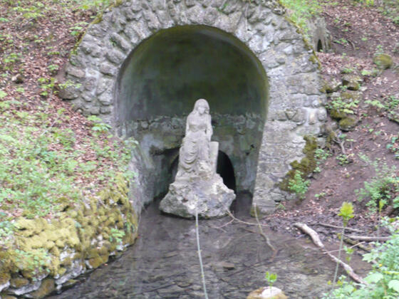 Quelle mit Grotte