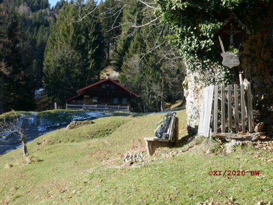 Almkreuz Kaseralpe mit Bank