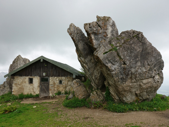 Dolomitblöcke zwischen den Hütten der Steinlingalm