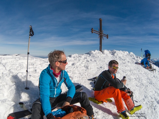 gemütliche Gipfelrast in der Sonne auf dem Spitzstein