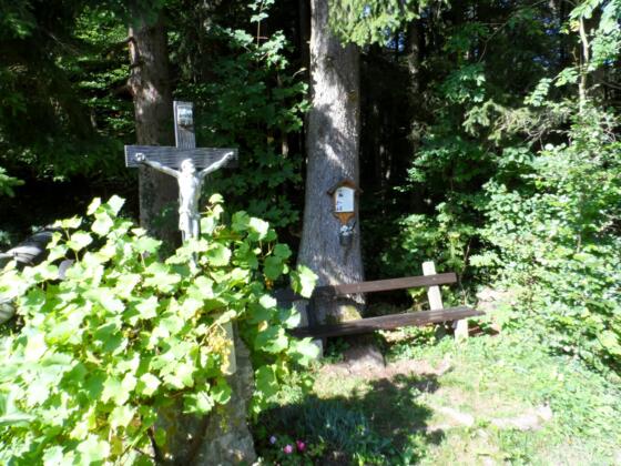 Pausenplatz mit Kreuz