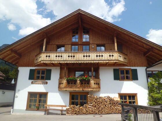 Hausansicht im Sommer