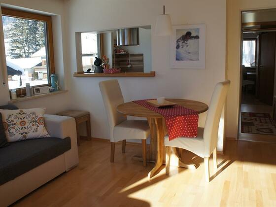 heller Wohn/Eßraum mit Durchreiche zur Küche