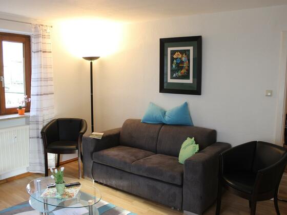 Das Wohnzimmer -bequemes Schlafsofa - wenn nötig.