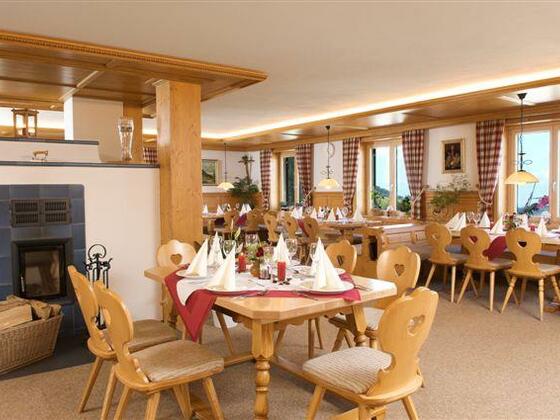 Schön gedeckte Tische für Feierlichkeiten