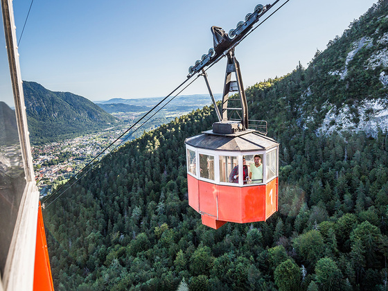Die Predigtstuhlbahn hoch über der Alpenstadt Bad Reichenhall