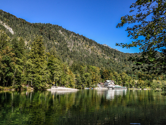 Blick vom anderen Ufer des Thumsees zum Seewirt
