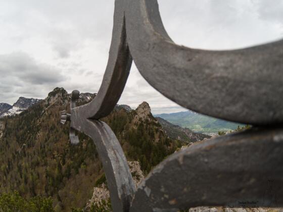 durch das Gipfelkreuz auf der Hexennase