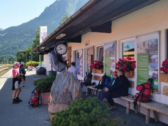Das OASE AlpinCenter Oberstdorf direkt am Bahnhof (Gleis 1)