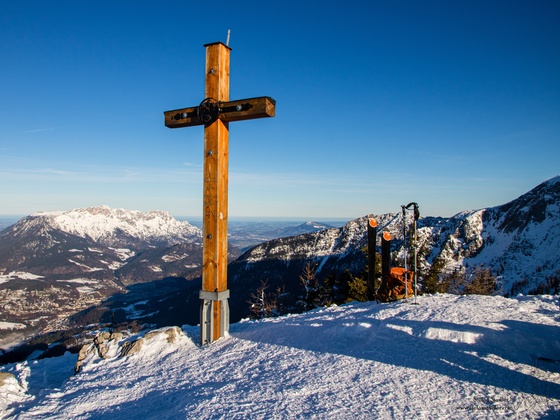 Gipfelkreuz am Jenner bei guter Fernsicht im Winter.