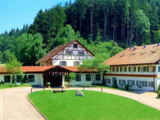 hofgut-Panorama-sehr-breit-1024x450