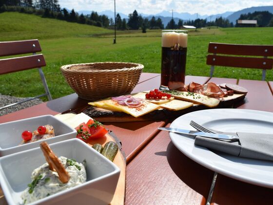 Brotzeit mit Aussicht auf die Berge