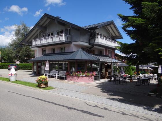 Café-Restaurant-Pizzeria Wintergarten mit Vintage Hotel in Bolsterlang