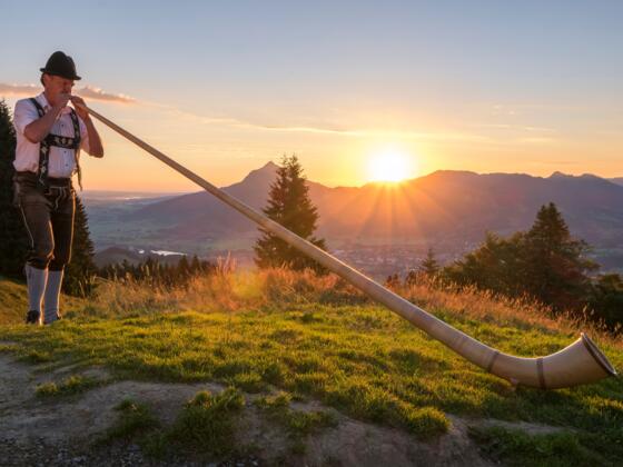 Morgenstimmung mit Alphornklängen am Ofterschwanger Horn