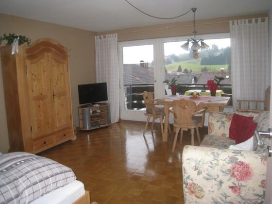 Kombinierter Wohn-Schlafraum in der Fewo Brunkow