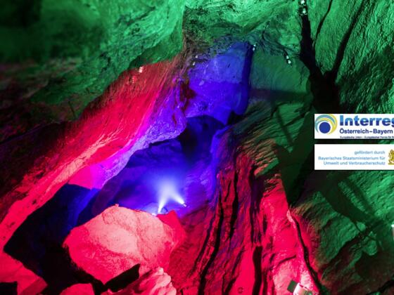 Der Höhlensee erstrahlt in mystischem Licht der neuen LED Anlage