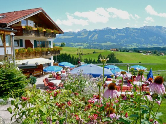 landhotel-alphorn-mit-aussichtsreicher-freiterrasse