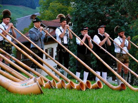 Alphornbläser Standkonzert - Landhotel Alphorn