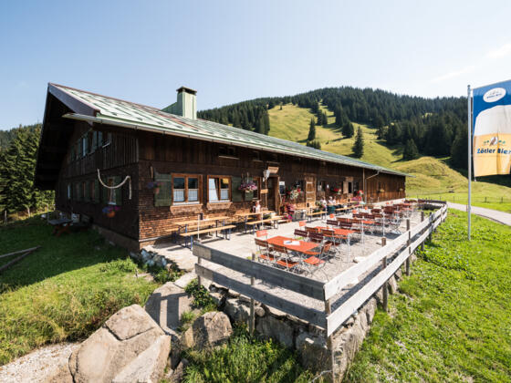 Die Sonnenterrasse der Mittelalpe lädt zum Verweilen nach einer Wanderung ein